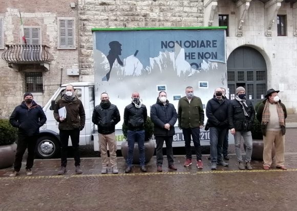Le sigle venatorie regionali presenti a Brescia davanti alla Prefettura: basta azioni intimidatorie contro la caccia