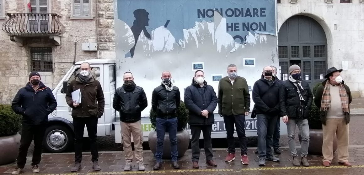Le sigle venatorie regionali presenti a Brescia davanti alla Prefettura: basta azioni intimidatorie contro la caccia