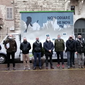 Le sigle venatorie regionali presenti a Brescia davanti alla Prefettura: basta azioni intimidatorie contro la caccia