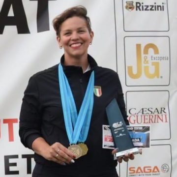 La federcacciatrice Rachele Amighetti sul trono d’Europa nella fossa universale